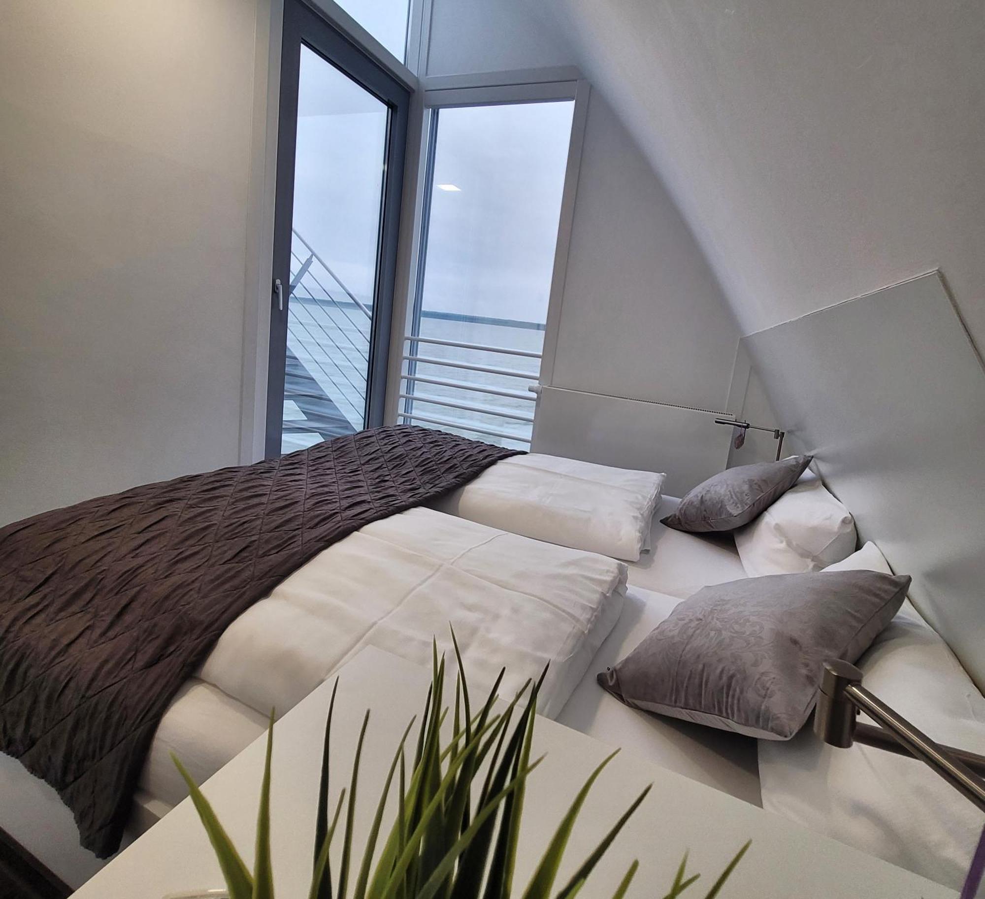 Schwimmendes Ferienhaus Sky Elsterheide 외부 사진